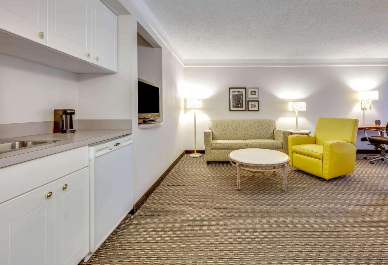 La Quinta By Wyndham Dallas - Addison Galleria Hotel Екстериор снимка