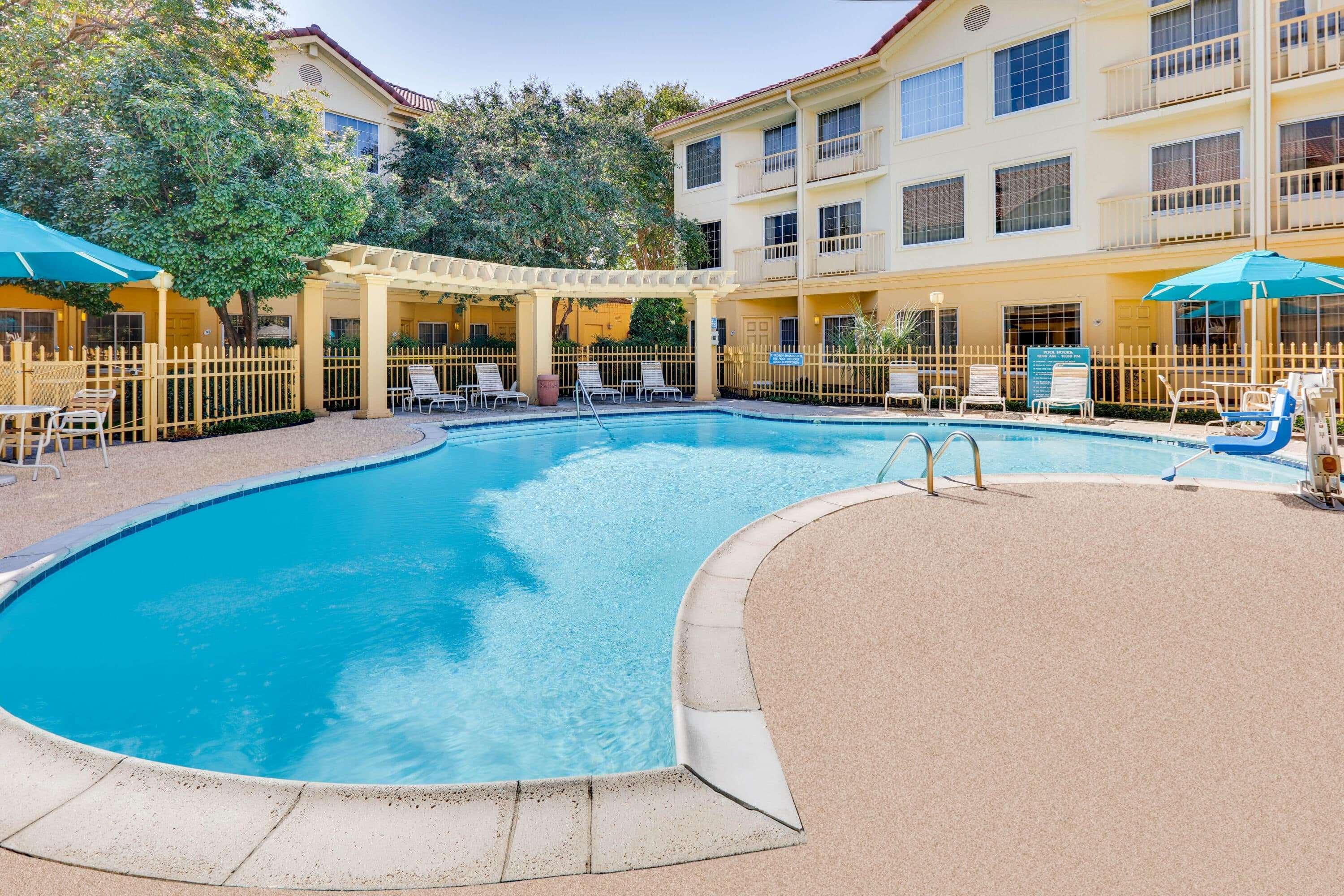 La Quinta By Wyndham Dallas - Addison Galleria Hotel Екстериор снимка