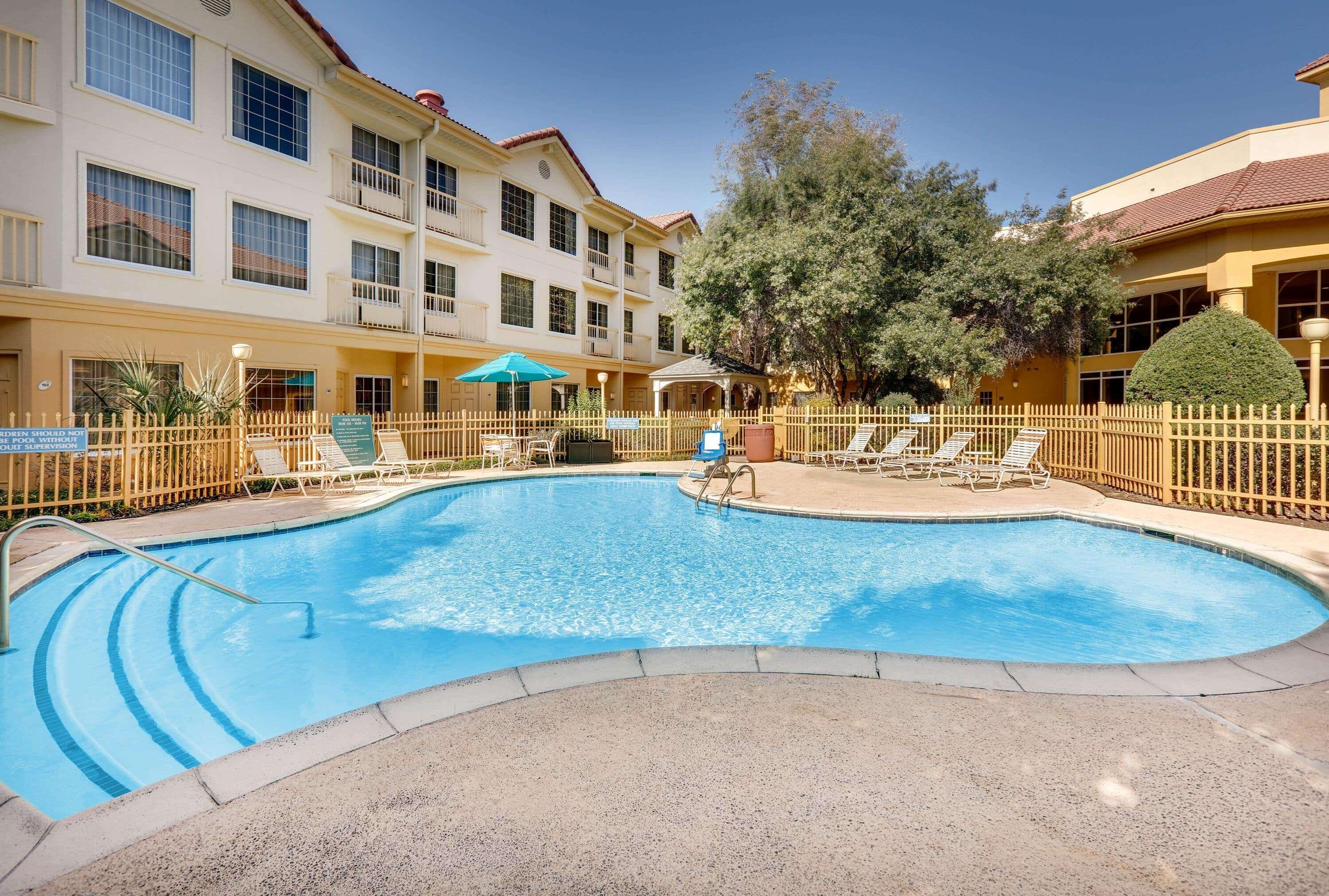 La Quinta By Wyndham Dallas - Addison Galleria Hotel Екстериор снимка