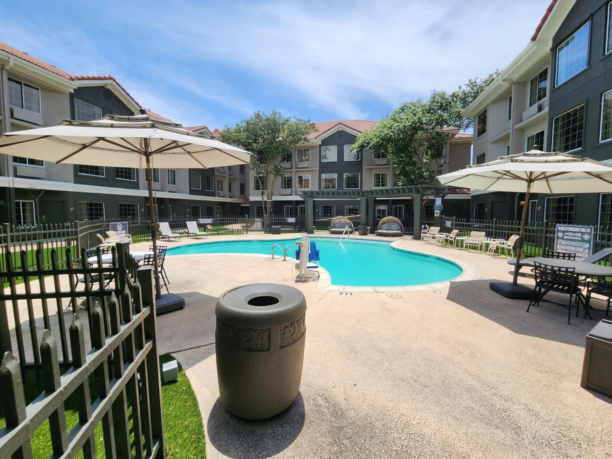 La Quinta By Wyndham Dallas - Addison Galleria Hotel Екстериор снимка