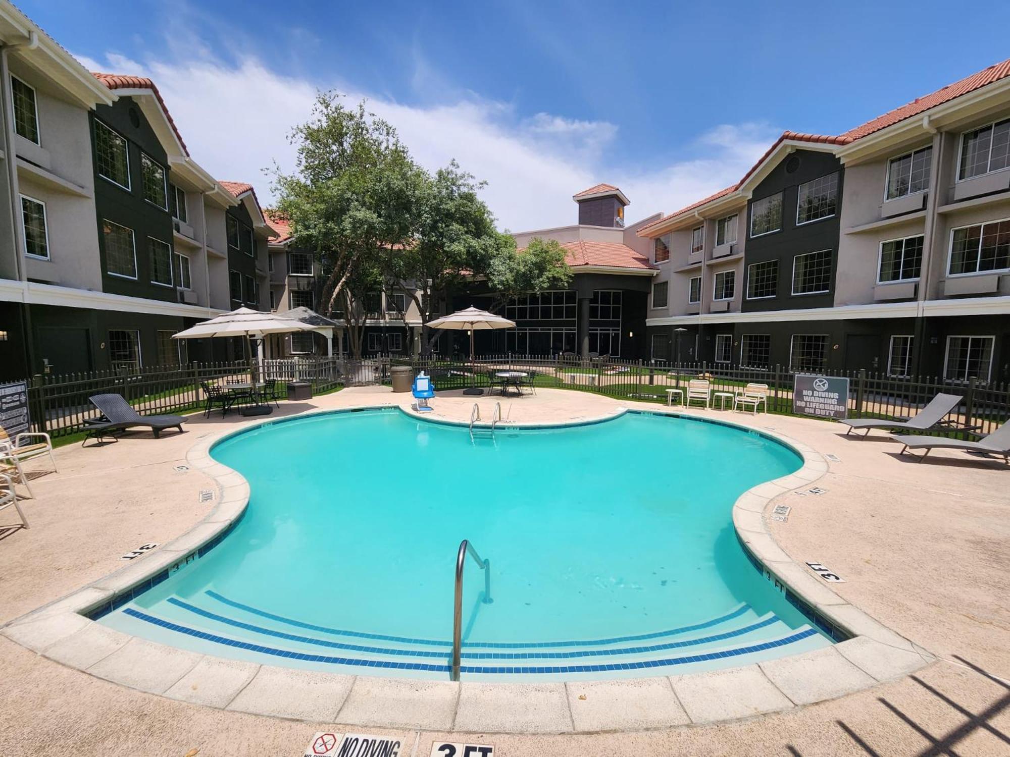 La Quinta By Wyndham Dallas - Addison Galleria Hotel Екстериор снимка