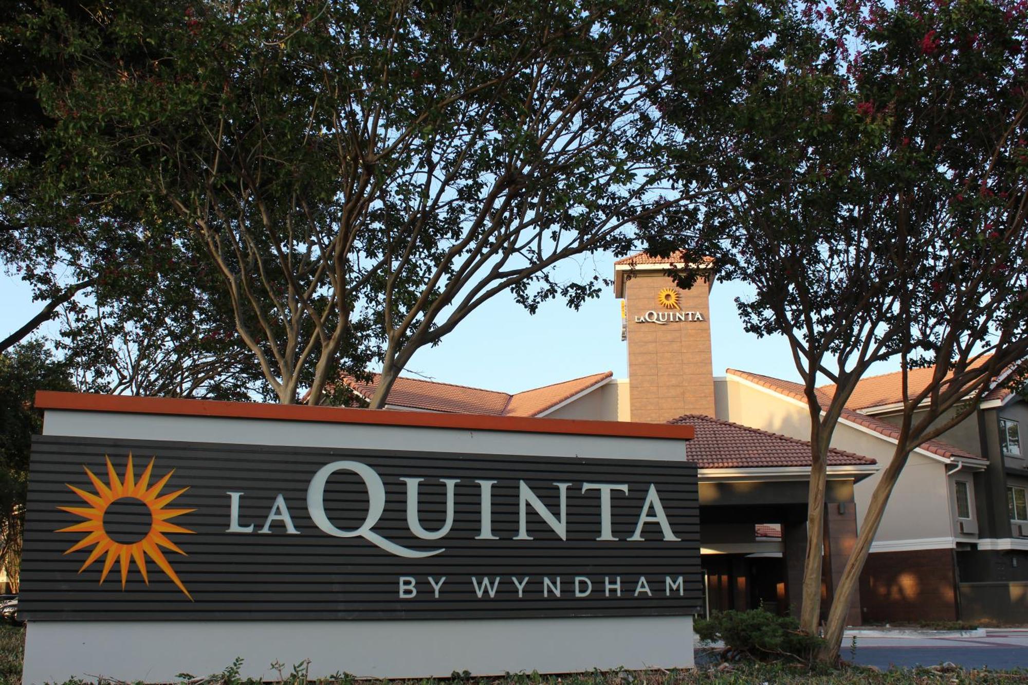 La Quinta By Wyndham Dallas - Addison Galleria Hotel Екстериор снимка